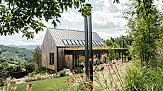 Pod vegeta�ní st�echou se skrývá lo�nici rodi�� se �atnou a koupelnou, obývací...