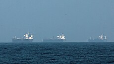 Pohled na tankery v Hormuzském pr�livu b�hem útoku na Írán. (3. b�ezna 2026)