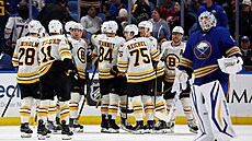 Hokejisté Boston Bruins slaví výhru nad Buffalo Sabres.