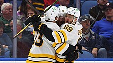 Pavel Zacha (18) i David Pastr�ák (88) z Boston Bruins slaví v zápase s Buffalo...