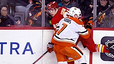 Radko Gudas z Anaheim Ducks narazil v zápase s Calgary Flames na mantinel...