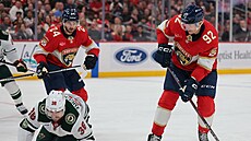 Tomá� Nosek (92) z Florida Panthers si hledá cestu k zakon�ení na bránu...