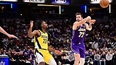 Luka Don�i� (77) z Los Angeles Lakers p�ihrává v zápase s Indiana Pacers, brání...