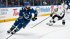 Filip Hronek (17) z Vancouver Canucks a Trevor Moore (12) z LA Kings.