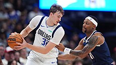 Cooper Flagg z Dallas Mavericks u mí�e v zápase s Denver Nuggets, brání ho...