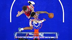 Dominick Barlow z Philadelphia 76ers zakon�uje na ko� Chicago Bulls, brání ho...