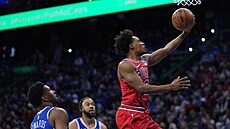 Collin Sexton z Chicago Bulls atakuje ko� Philadelphia 76ers.