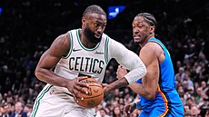 Jaylen Brown (vlevo) z Boston Celtics atakuje ko� Oklahoma City Thunder, brání...
