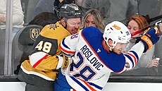 Tomá� Hertl (48) z Vegas Golden Knights a Jack Roslovic (28) z Edmonton Oilers