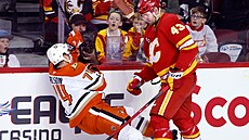 Adam Klapka z Calgary Flames v zápase s Anaheim Ducks srazil Johna Carlsona.
