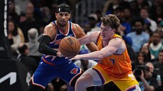 Kon Knueppel (7) z Charlotte Hornets a Josh Hart z h New York Knicks bojují o...