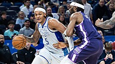 Paolo Banchero (5) z Orlando Magic úto�í na ko� Sacramento Kings, brání ho...