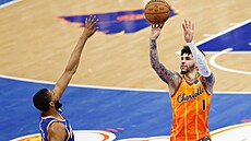 LaMelo Ball (1) z Charlotte Hornets st�ílí na ko� New York Knicks, brání ho...