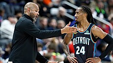 J. B. Bickerstaff, trenér Detroit Pistons, a jeho sv��enec Daniss Jenkins