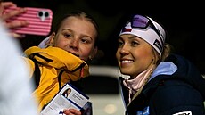 Tereza Voborníková se po biatlonové exhibici v Jablonci fotí s fanou�ky.
