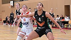 Sára Iris Li�ková (vlevo) z DSK Basketball Brandýs a Stephanie Jonesová ze...