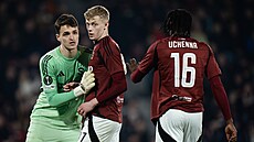 Jakub Surov�ík, Filip Panák a Emmanuel Uchenna  v dresech Sparty