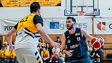 Adam �í� z Ostravy úto�í na písecké palubovce.