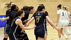 Chomutovské basketbalistky se radují z výhry v Ostrav�.