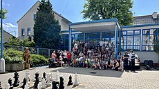 Vedení Základní �koly na Novém Hradci Králové se lou�ilo s absolventy, kon�ící...