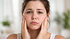 Ranní pohled do zrcadla na oteklý obli�ej