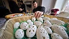 Kraslice z kachních a husích vajec zdobené frézováním a voskem na velikono�ní...