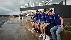 St�edo�kolský tým LASAR u Spacex. Anna Krebsová, byla jedinou �enou v týmu.
