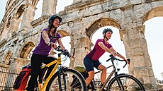 Pr�jezd kolem antických zdí amfiteátru v Pule je pro ka�dého cyklistu...
