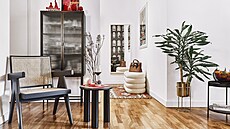 Designérka sází na kontrasty, které v jejím byt� vytvá�í d�ev�ná parketová...