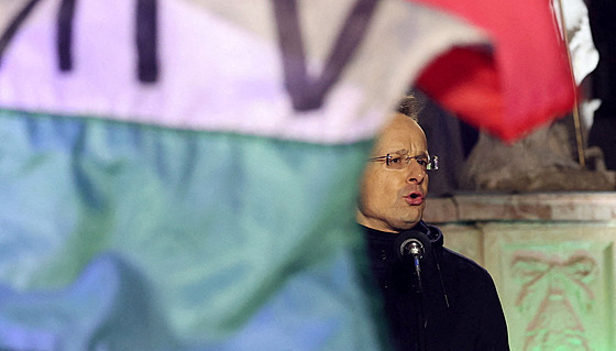 Ma�arský ministr zahrani�í Peter Szijjartó na p�edvolebním mítinku ve m�st�...