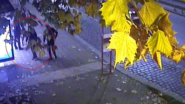 Útočník na zastávce zlomil napadenému čelist, spor začal už v autobuse