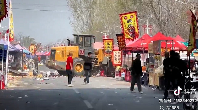 VIDEO: Na pekingském tržišti najel bagr do lidí, útočníka zpacifikoval dav