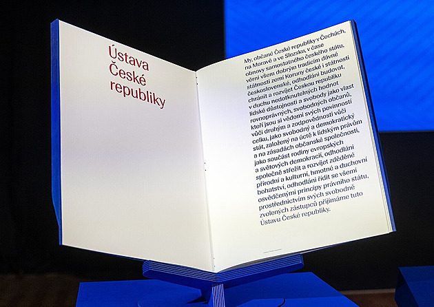 Jiný druh písma, modrý obal. Sněmovna představila novou ústavu za milion