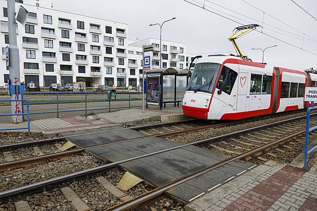 Chodník vede do čtyřproudovky. Utněte nebezpečné přebíhání přechodem, žádají místní