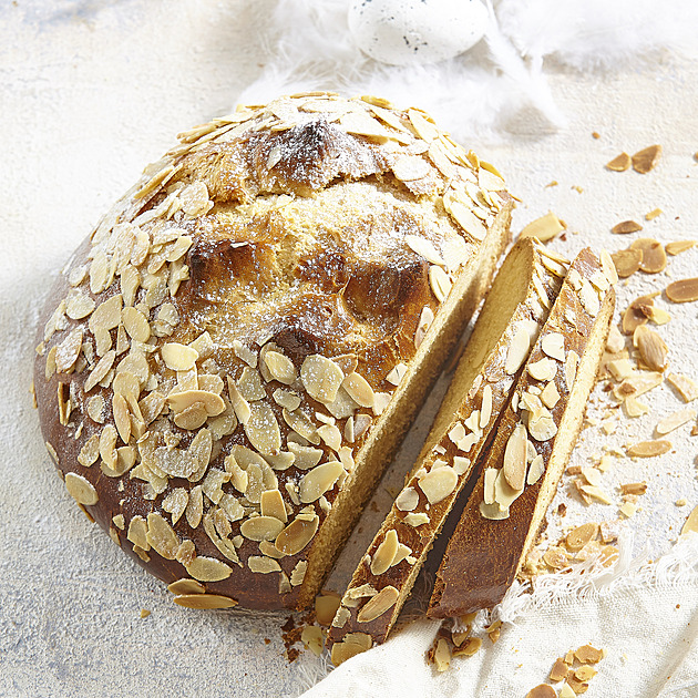 Jemný mandlový mazanec: Recept na vláčné kynuté těsto, které se rozplývá na jazyku