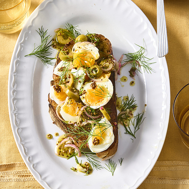Svěží vajíčkový salát s koprem a olivami: Recept na lehkou jarní večeři bez majonézy