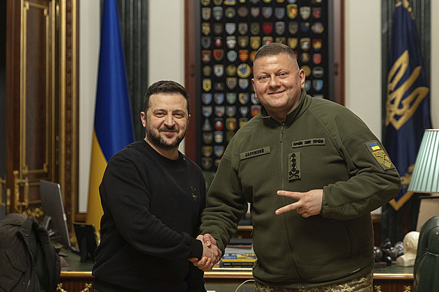 Stane se prezidentem odsunutý generál? Průzkumy řadí Zelenského na třetí místo Stane se prezidentem odsunutý generál? Průzkumy řadí Zelenského na třetí místo