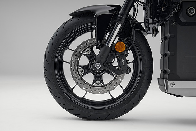 Honda na elektrické vlně. Jízda na bateriové motorce je nová disciplína