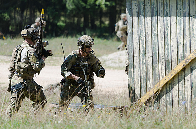 Írán tvrdí, že zaútočil na americkou výsadkovou loď, donutil ji ustoupit