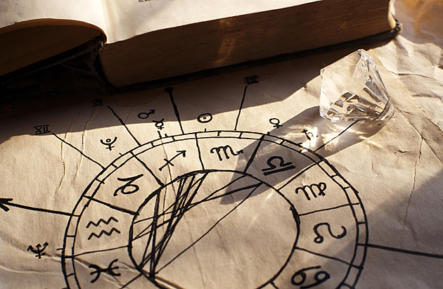 Štírům se bude dařit v sexu, Vodnářům zase jinde. Co slibuje horoskop na duben