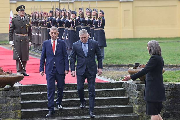 Memorandum ČR a SR je symbolické gesto, těží z něj spíše Fico, hodnotí politologové