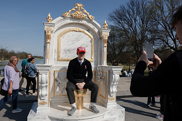 Trůn hodný krále. Umělci si utahují z Trumpa kvůli rekonstrukci Bílého domu Trůn hodný krále. Umělci si utahují z Trumpa kvůli rekonstrukci Bílého domu