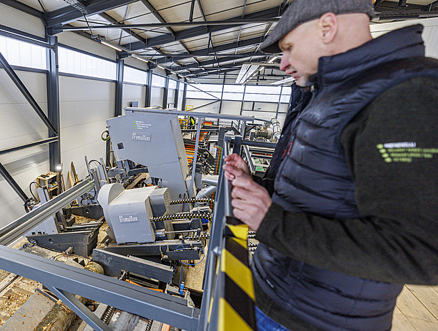 Pilu ovládá z velínu joystickem. Podívali jsme se do nejmodernějšího provozu v zemi