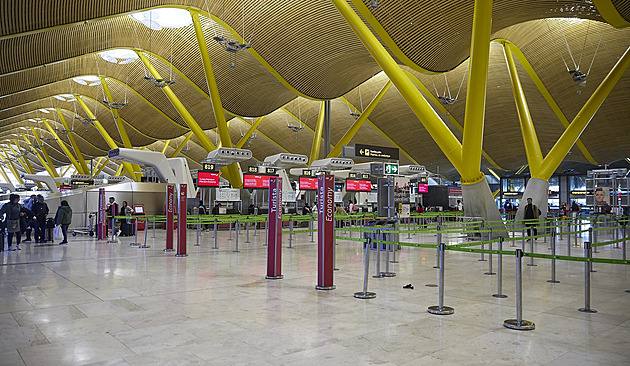 Na španělských letištích stávkuje personál kvůli mzdám. Lidé čekají na své odlety