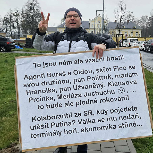 Přijelo ztělesnění zla. Na setkání Babišovy a Ficovy vlády čekal i demonstrant