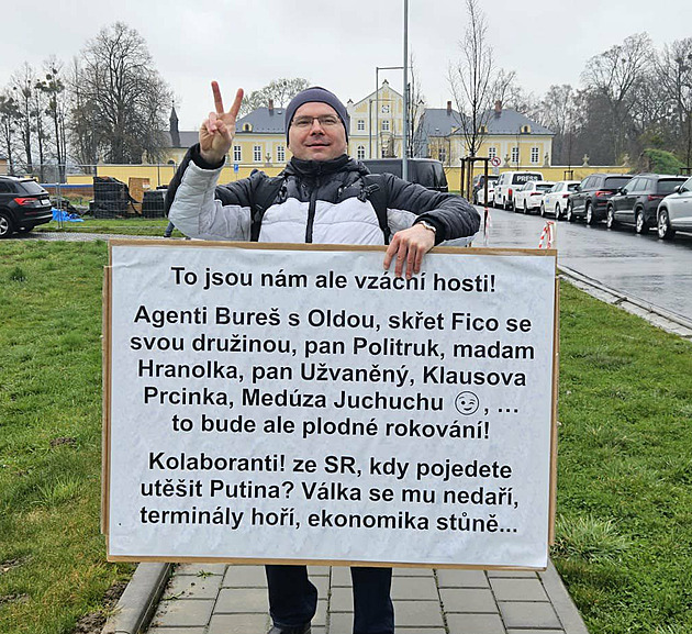 „Fico je ztělesnění zla.“ Českou a slovenskou vládu přivítal osamělý demonstrant „Fico je ztělesnění zla.“ Českou a slovenskou vládu přivítal osamělý demonstrant
