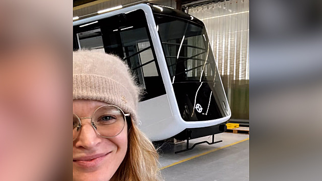 OMG, jsou nádherný. Designérka Marešová oněměla, když viděla své vozy pro Petřín OMG, jsou nádherný. Designérka Marešová oněměla, když viděla své vozy pro Petřín