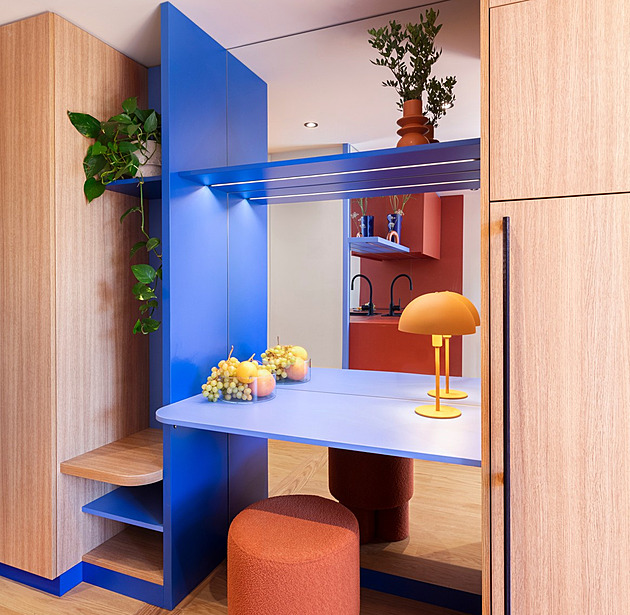 Malý byt s obří energií na Vinohradech. Barvy na 41 metrech popírají nudu