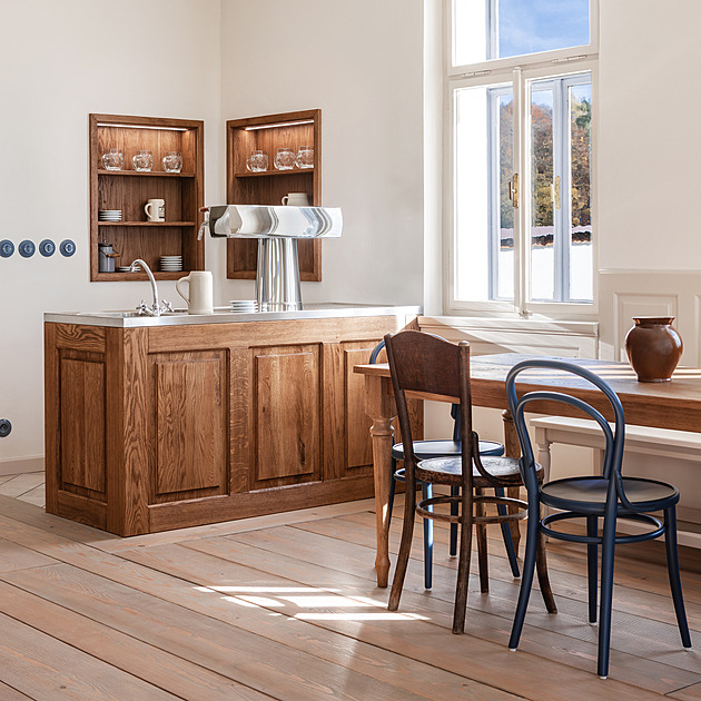 Místo televize mají vlastní hospodu. Proměna chalupy po předcích bere dech