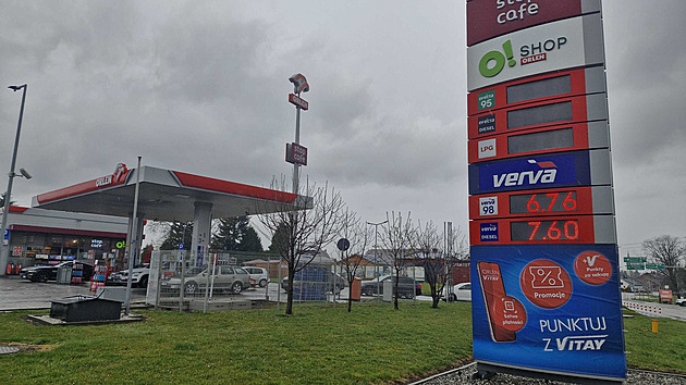 Reportáž od hranic po zastropování cen paliv v Polsku. Místy se už tvoří fronty